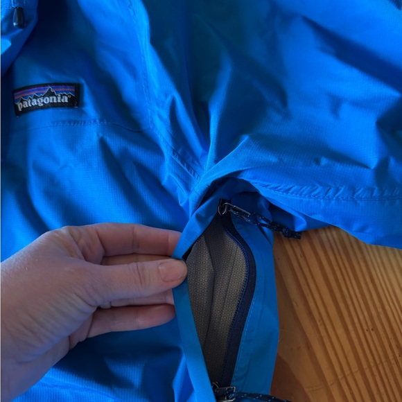 Blue Women’s Patagonia rain jacket - Picture 5 of 8